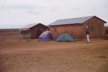 wir zelten hinter der Schule in der Masai Mara